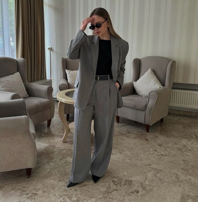 Жіночий брючний костюм