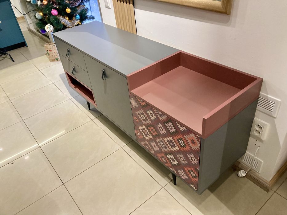 Комод на ніжках з принтом