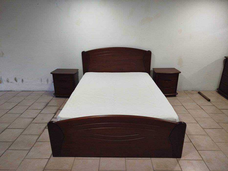 Mobília de quarto em pinho maciço