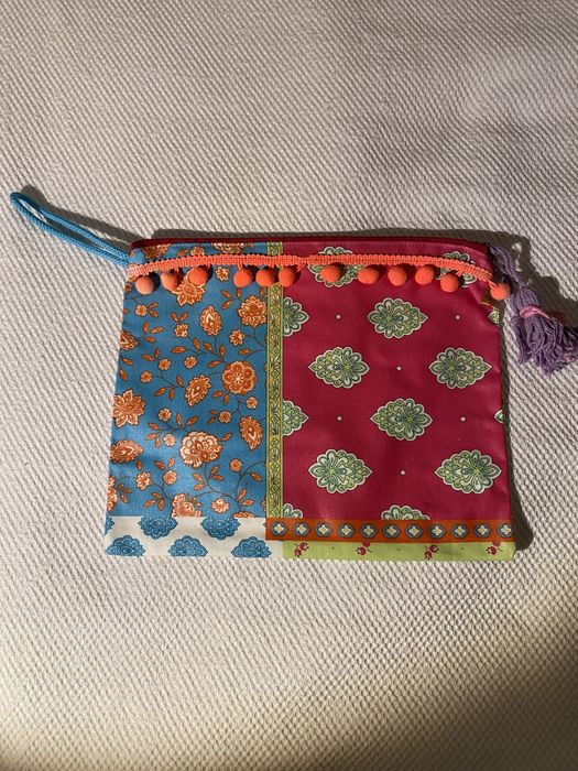 Bolsa em tecido plastificado multicolorido
