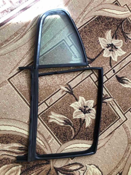 Форточка задней правой двери с уплотнителем Skoda Octavia A5