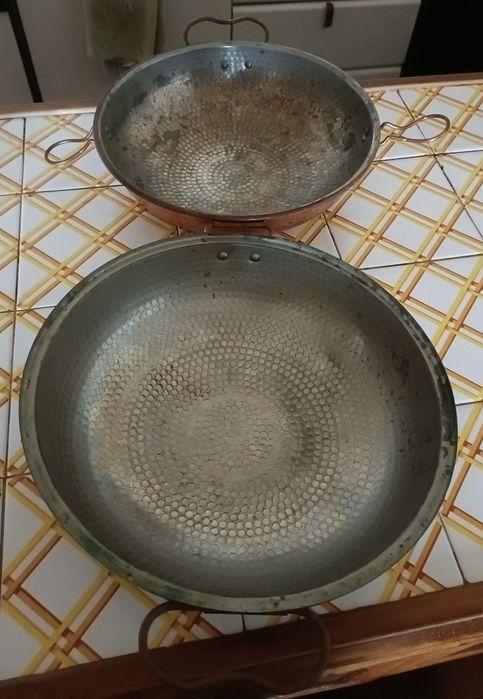 Cataplana de bronze com uso.