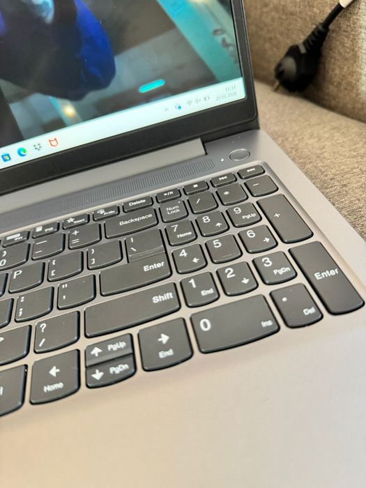 Laptop Lenovo AMD Ryzen 3 7320U + torba gratis