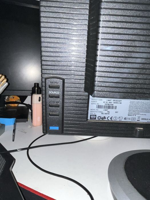 Monitor Lg , apenas com pe de apoio partido .