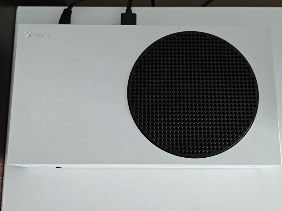 Продам консоль Xbox Series S тяне ігри легко вигладають дуже гарно
