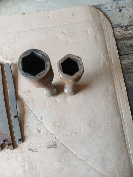 Лопати граблі ключі ножовки.