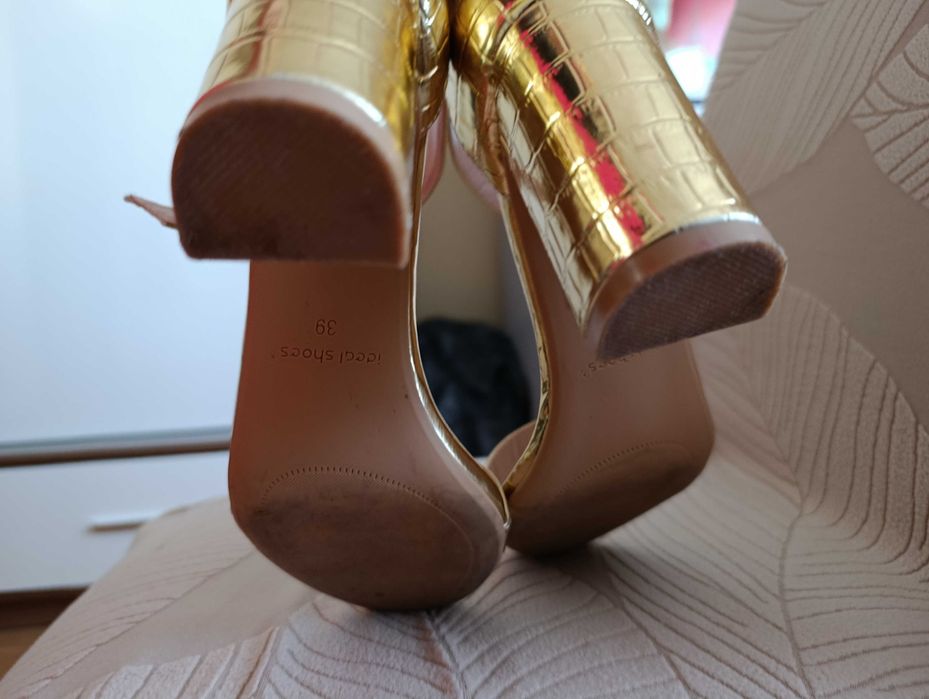Buty na obcasie w stanie idealnym