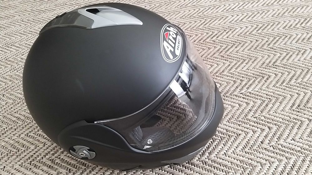 Capacete Airoh preto e cinza