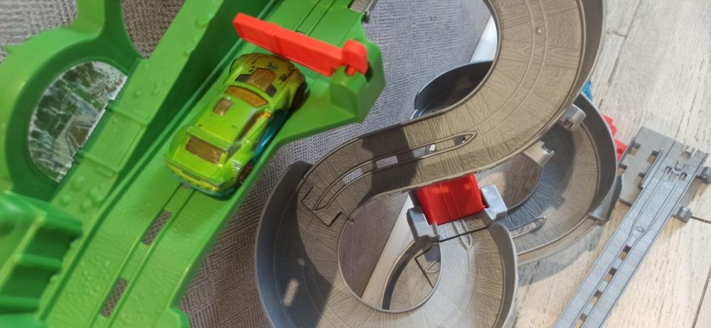 Трек Hot Wheels BGK04 , Безумный спуск из серии Томас и друзья Fish