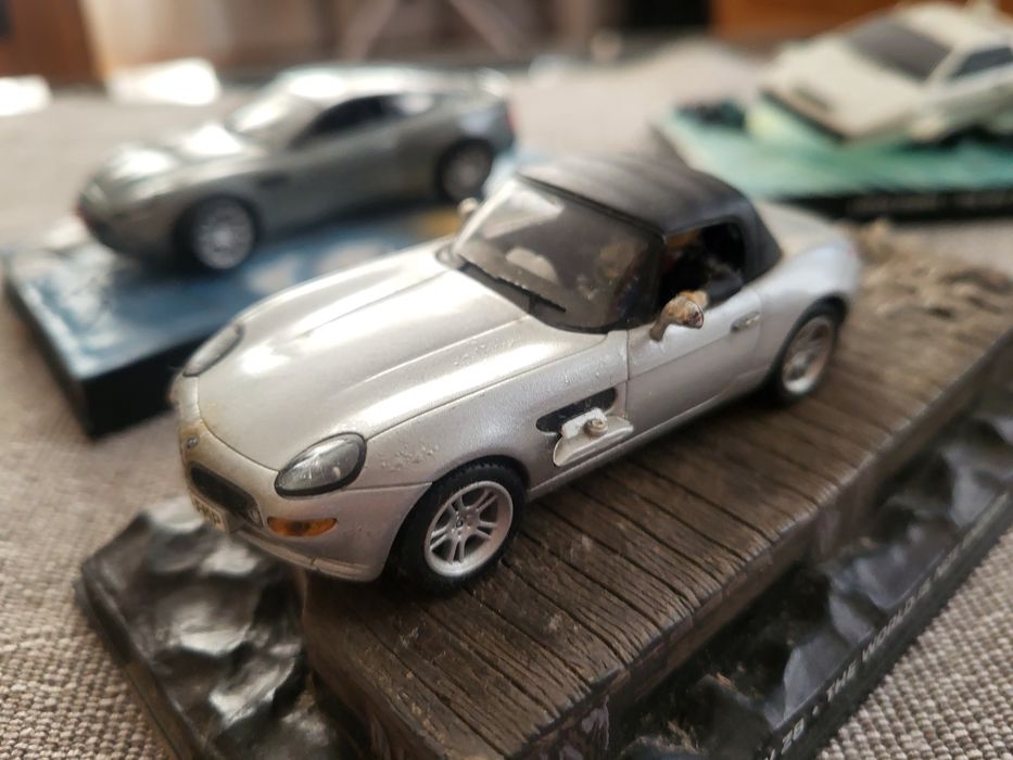 4x modele 007 James Bond 1:43