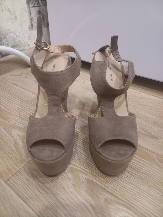 Продам новые женские босоножки. Разм 38 , стелька 24 см на платформе