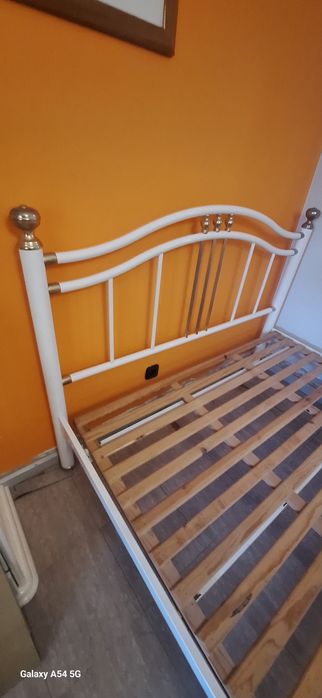 Vendo cama de ferro em bom estado com estrado incluído