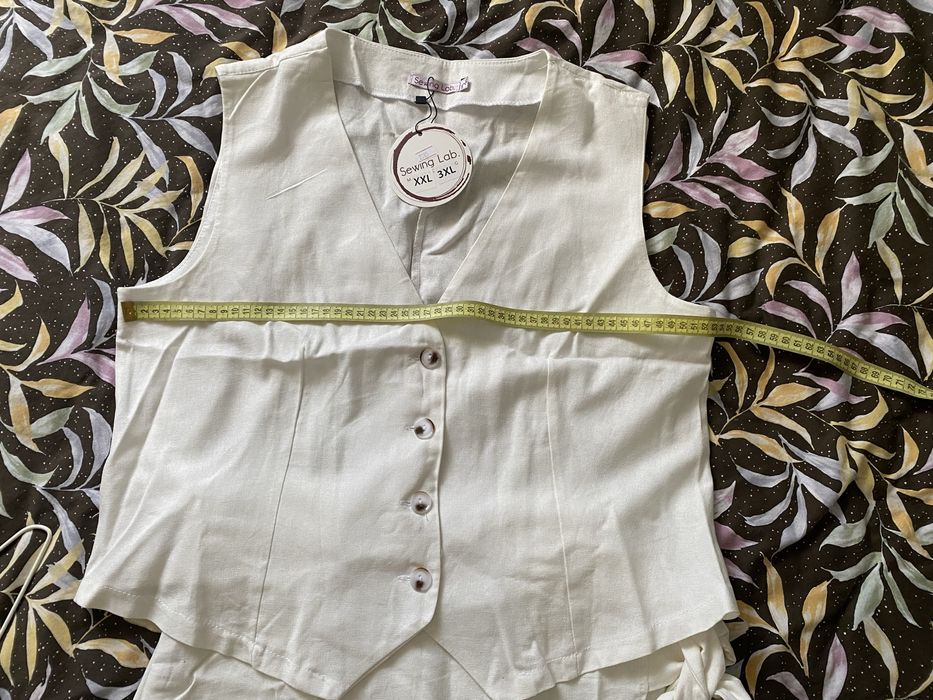 Лляний жіночий костюм