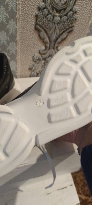 Продам жіночі кросівки