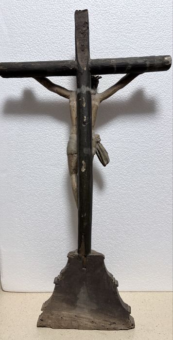 Antigo crucifixo em madeira com Cristo esculpido e policromado