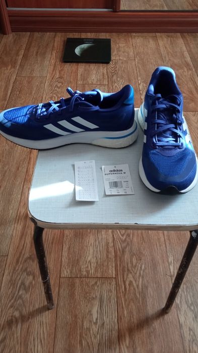 Продаються кросівки