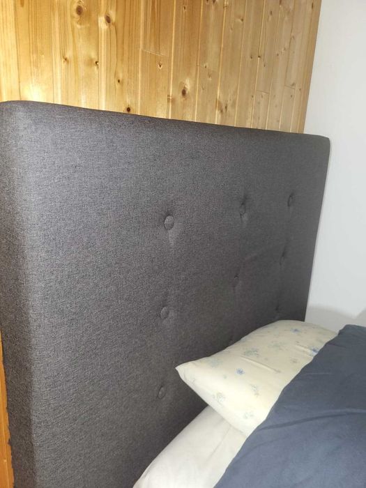 Cama de solteiro com colchão e arrumação