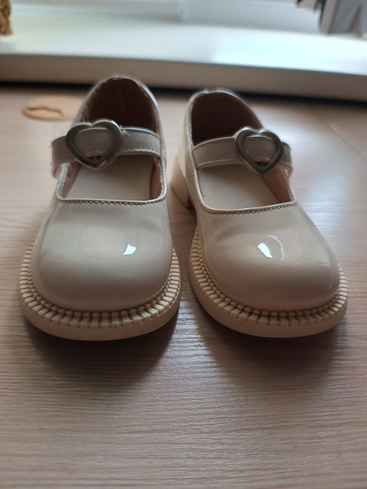 Лакові мештики для дівчинки