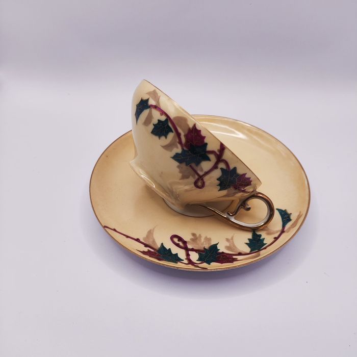 Chávena antiga em fina porcelana