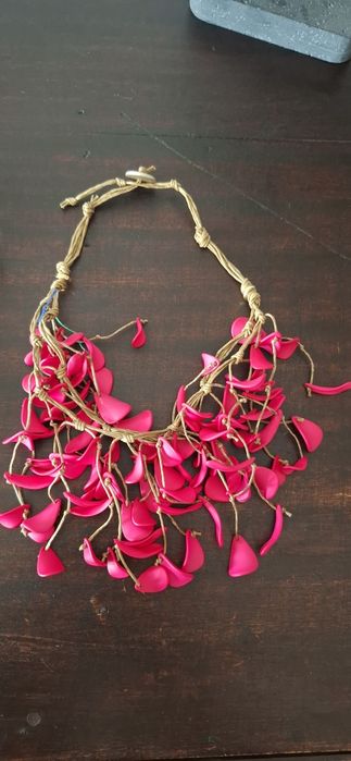Colar rosa fucsia com bolsa