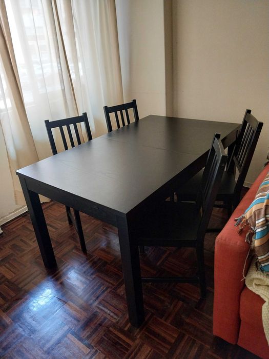 Mesa de jantar extensível com 4 cadeiras