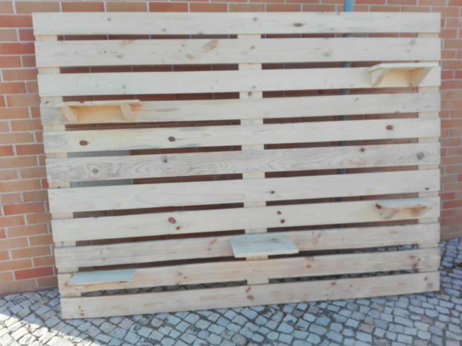 Suporte para tv com prateleiras.