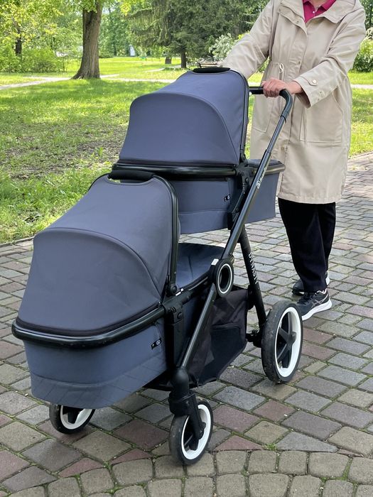 Коляска для двійнят або близнят