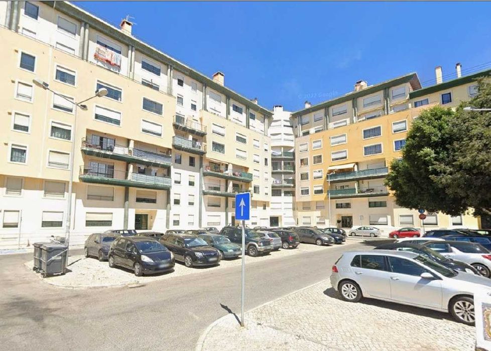T3 último andar com garagem dupla, mobilado – Cascais