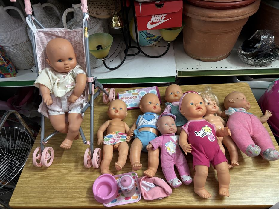 Um carrinho com oito nenucos