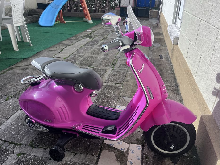 Vespa eletrica rosa choque