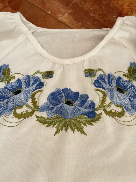 Вишиванка з блакитними квітами