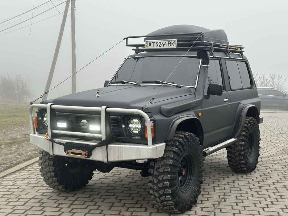 Автомобіль підготовлений до Off-road вкладено дуже багато чого! Лебідка 12.Т усилені бампера підвіска ironman колеса 38.5 ще в комплекті 35 ідуть до машини мости від Y61 усилені понижені пари блоки, мотор Y61 2.8 насос механічний турбіна збільшена їде дуже бодро любий підйом,Автомобіль приносить задоволення від їзди. Рама кузов ідеальний робити нічого не потрібно покрашений в дорогий Raptor хто знає, що таке 60 патрол їх практично немає в такому стані на обмін дорожче…