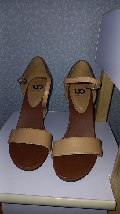 Продам босоніжки 38р