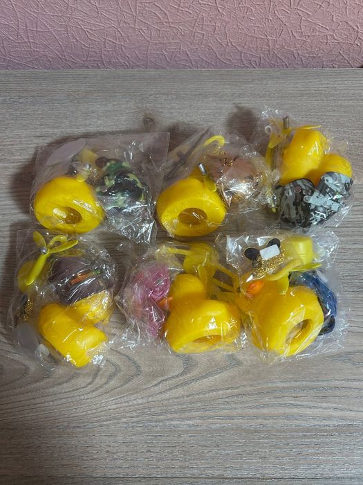 Качки Уткі в повному екіпі на руль велосипеда мотоцикла або в машину