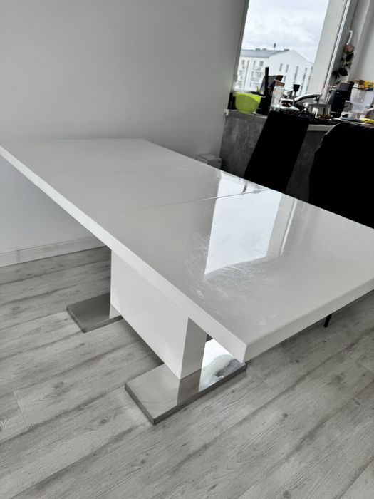 Biały elegancki  stół