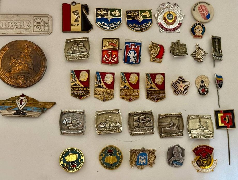 Значки ,монеты ,пуговицы