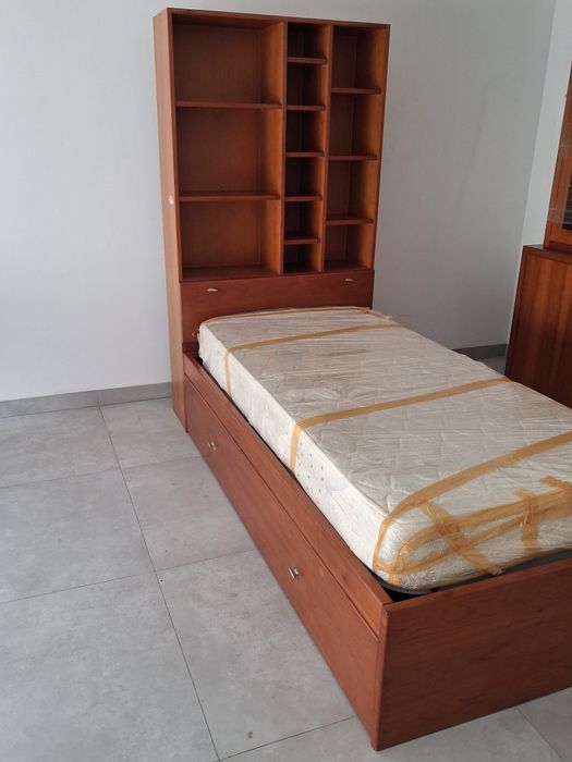 Cama com secretária