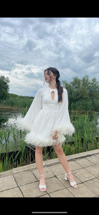 Біла сукня з пір’ями