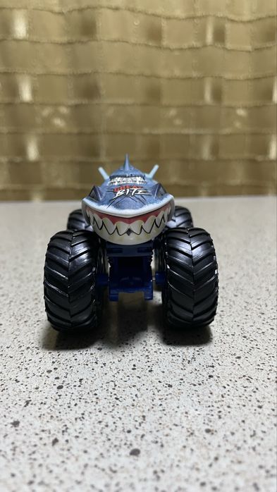 Hot Wheels Monster Trucks Акула (Shark) оригинал