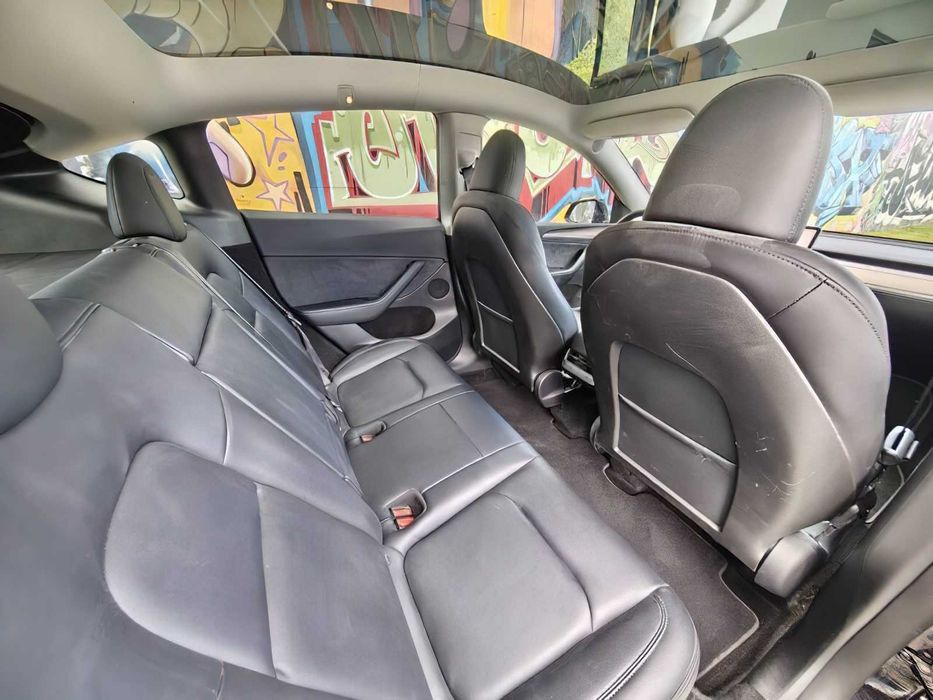 Tesla Model Y      2024