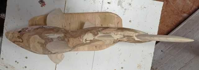 Escultura de tubarão em madeira