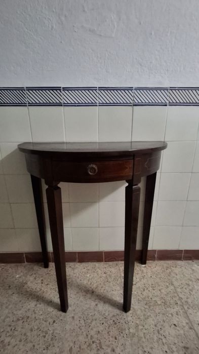 Mesa de sala em madeira.