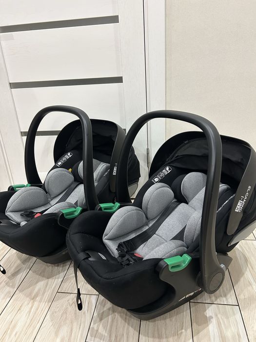 Продам 2 автокрісла