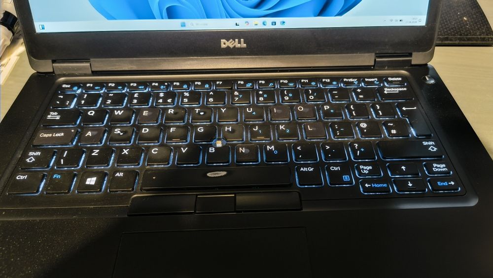 Laptop DELL 14 i5 8gb 240 ssd windows 11
