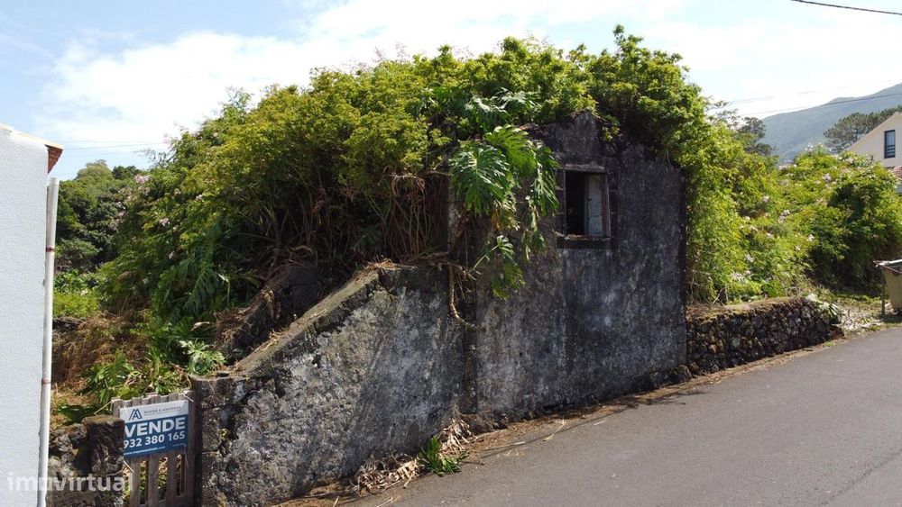 Ruina para reconstrução em Sao Roque do Pico