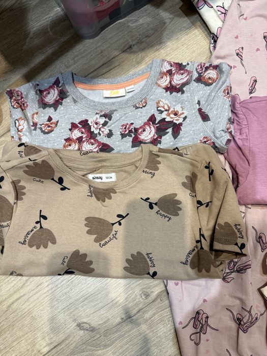 Sukienki 122 , 6 sztuk i 2 spódniczki