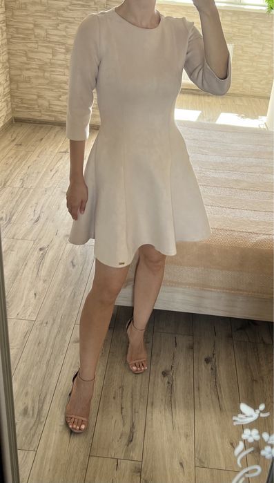 Коротка світла бежева замшева святкова міні сукня плаття