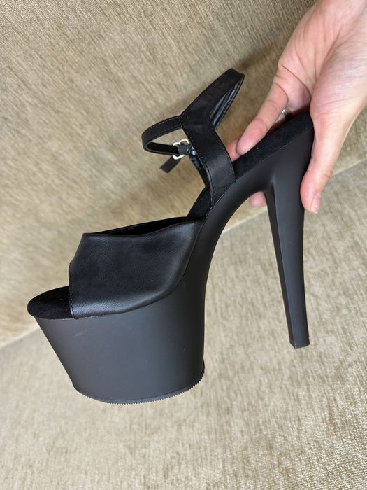 Матові стрип босоніжки PLEASER