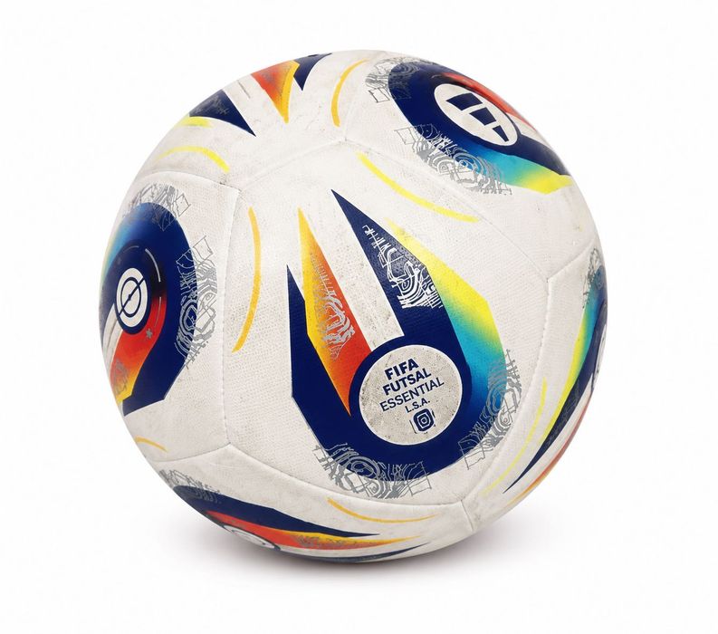 Piłka do gry w nogę firmy Adidas.