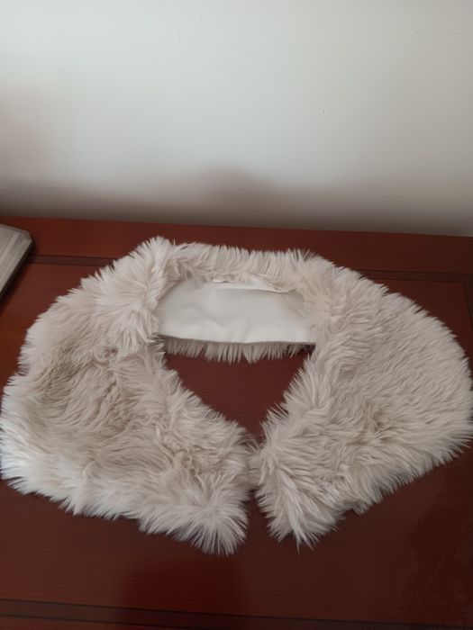 Gola branca de pelo sintetico .